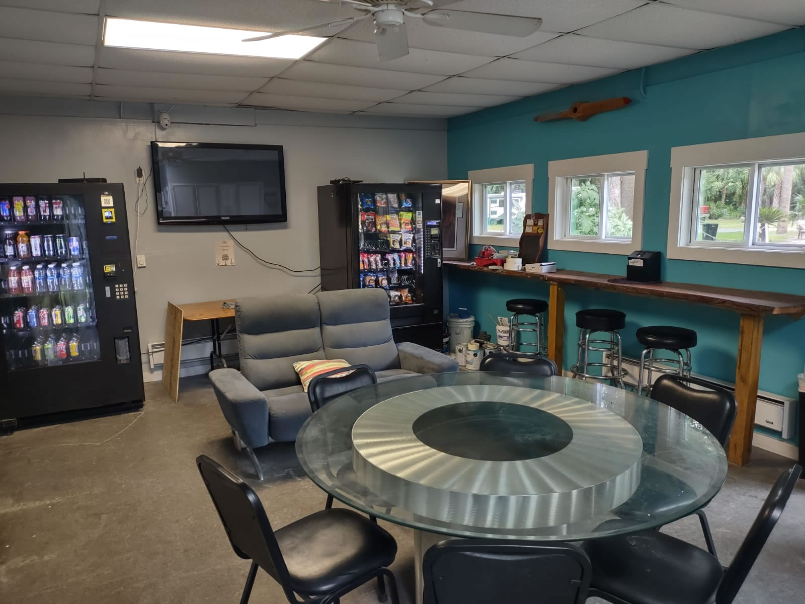 Community Clubhouse - Free Morning Coffee, Vending Machines, Coin Operated Laundry, Bathrooms/Showers, and a nice place to sit down and chat with other campers