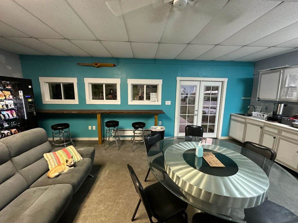 Community Clubhouse - Free Morning Coffee, Vending Machines, Coin Operated Laundry, Bathrooms/Showers, and a nice place to sit down and chat with other campers